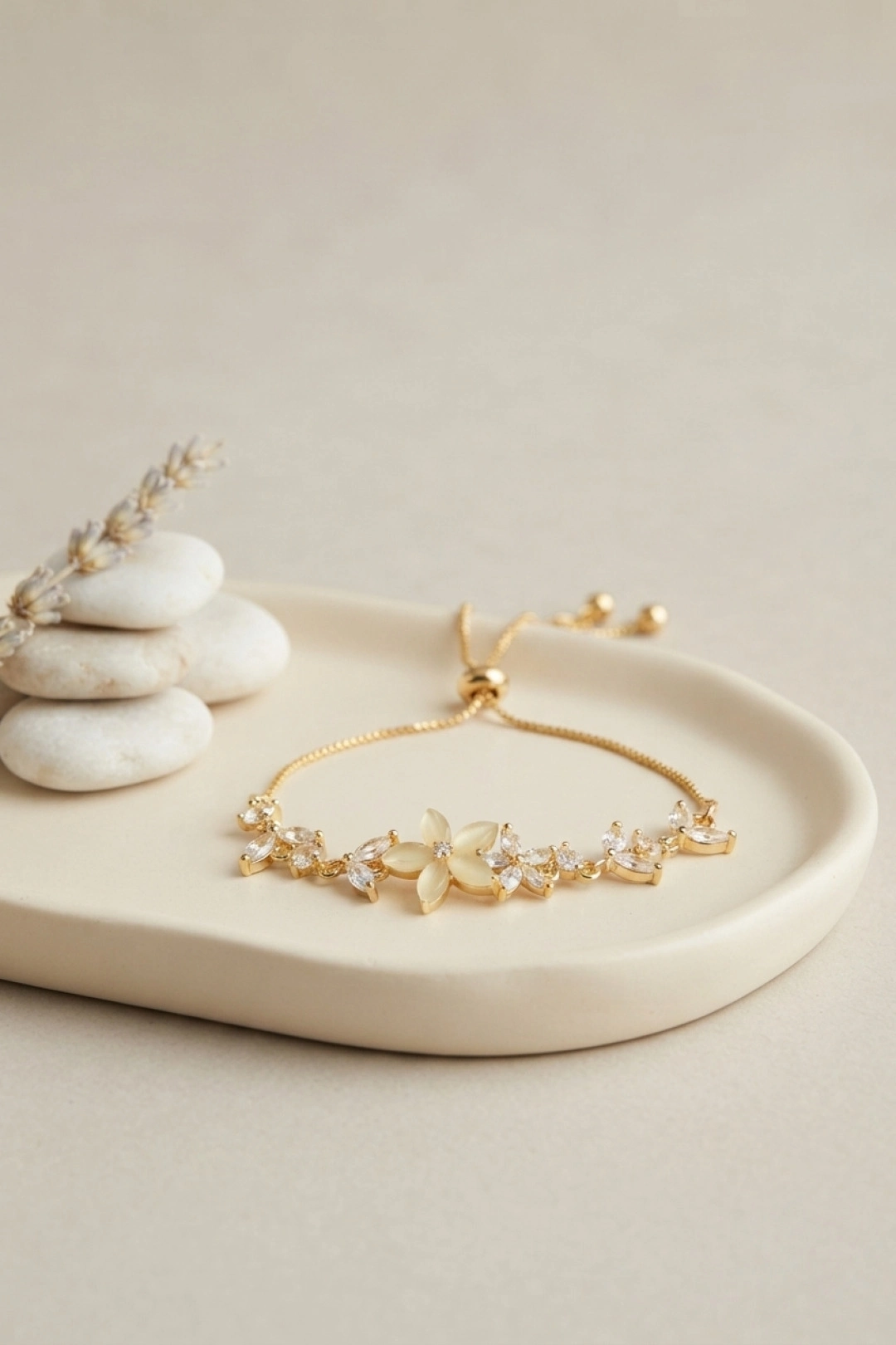 Gold Renk Zirkon Taşlı Pirinç Sedefli Çiçek Model Asansörlü Bileklik