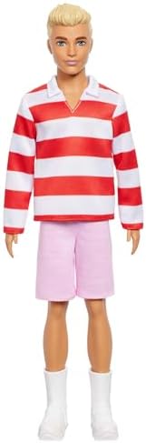 Fashionistas Ken Bebek Kırmızı beyaz polo tişörtü, pembe şortu, uzun beyaz çorapları ve spor ayakkabılarıyla sarışın, HYV01