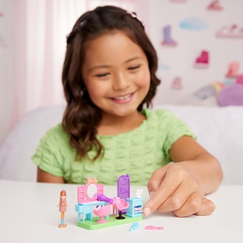 Mini Land koleksiyona uygun oyun seti, 4 cm'lik bebek, aynalı kuaför tezgahı, şampuan bölümü ve hikaye anlatımına yönelik karşılama masası ile Kuaför Salonu, JCR32