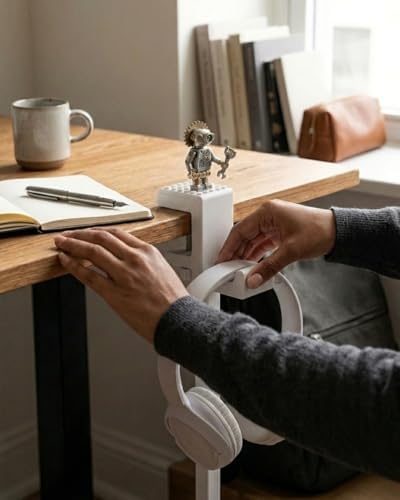 AtalarStudio Kulaklık Standı Masa Kenarı Kıskaç Tutucu, Mini Figür Sergi Yüzeyli, 18-33mm Masa Uyumlu, Vidalı Sıkıştırma Sistemi, Oyun ve Ofis Masası Aksesuarı, 3D Baskı, Beyaz