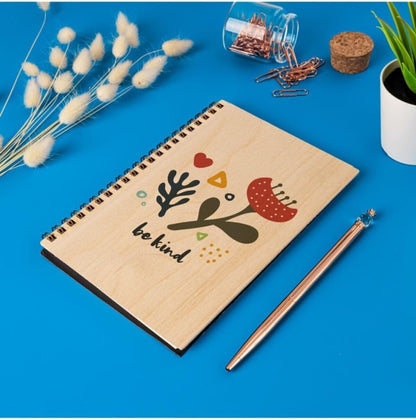 Be Kind Çiçek Desenli Ahşap Kapaklı Defter – 12x18 cm, 48 Yaprak | Spiral Bağlı, UV Baskılı, Çizgisiz Defter