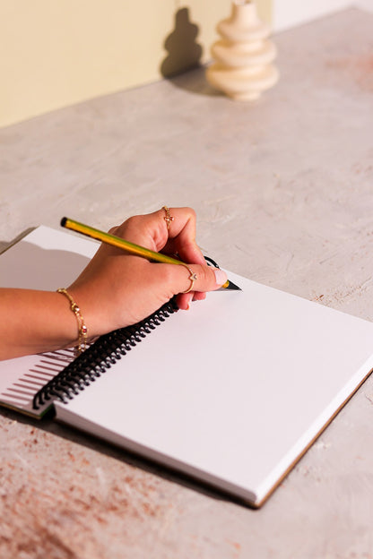 Doğal Ahşap Kapaklı Çizgisiz Defter – Şık ve Dayanıklı Tasarım