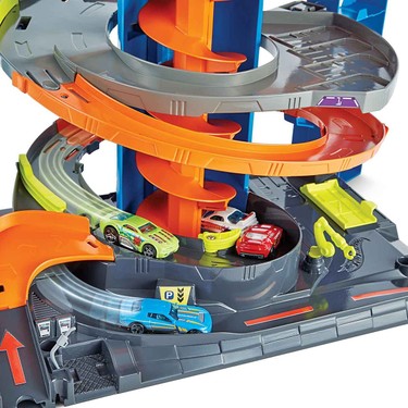 Mega Garaj Oyun Seti, 1 Hot Wheels Araç ile 60'tan Fazla Parça