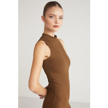 Kolsuz Slim Fit Midi Üst ile Yazın Rahatlığını Yaşayın