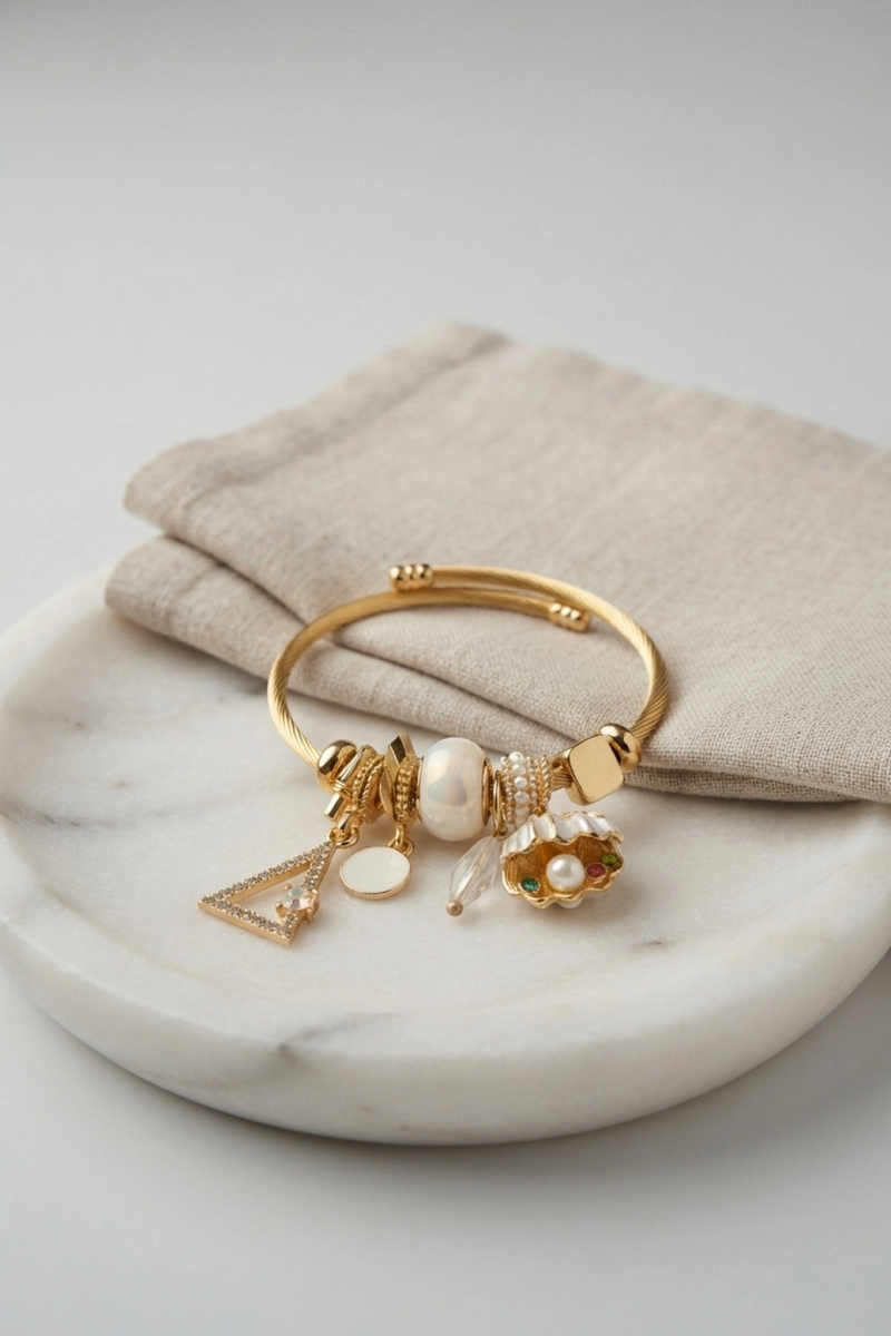 Beyaz Deniz Kabuğu Model Gold Renk Charmlı Bileklik
