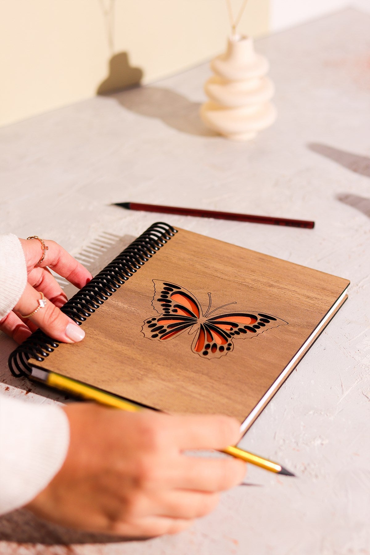 Doğal Ahşap Kapaklı Çizgisiz Defter – Şık ve Dayanıklı Tasarım