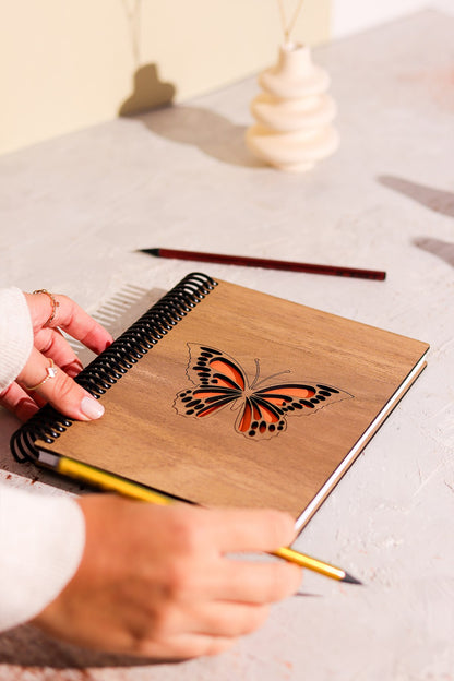 Doğal Ahşap Kapaklı Çizgisiz Defter – Şık ve Dayanıklı Tasarım