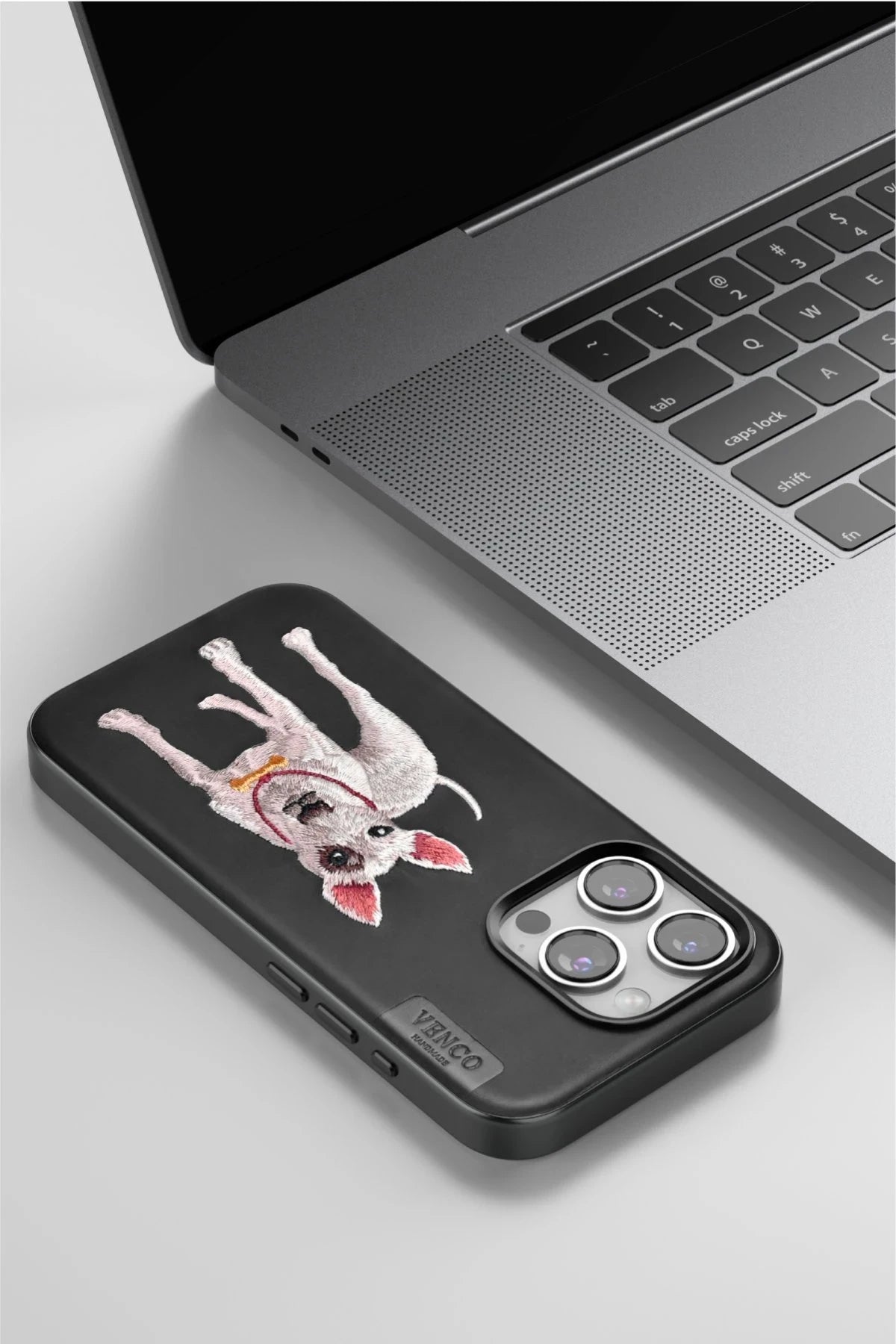 Venco Apple iPhone 15 Pro Perma Desenli Kapak - Siyah